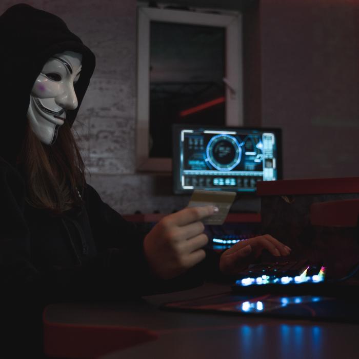 Român bănuit că ar fi ajutat hackerii ruşi în atacurile asupra site-urilor din ţara noastră