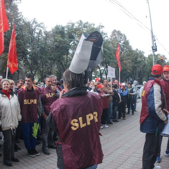 Lucrătorii Poștei Române organizează proteste în București
