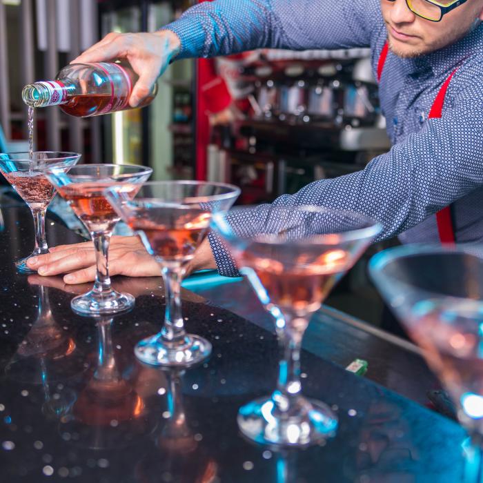 Ce salarii au un barman şi un chelner, în România