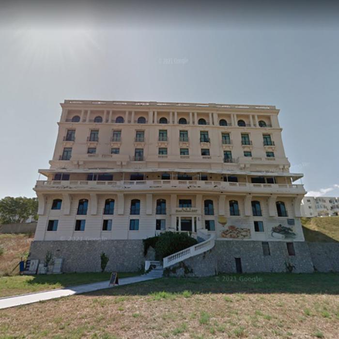 Hotelul Palace din Constanța, ”frate” cu Cazinoul, cade în ruină