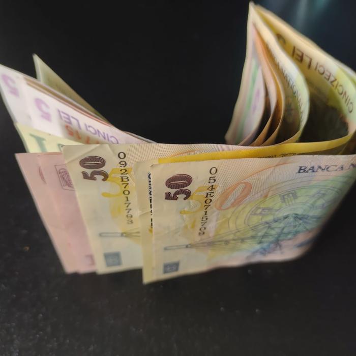 În aprilie, salariul mediu net a crescut cu 30 de lei, la 3.967 de lei - statistică