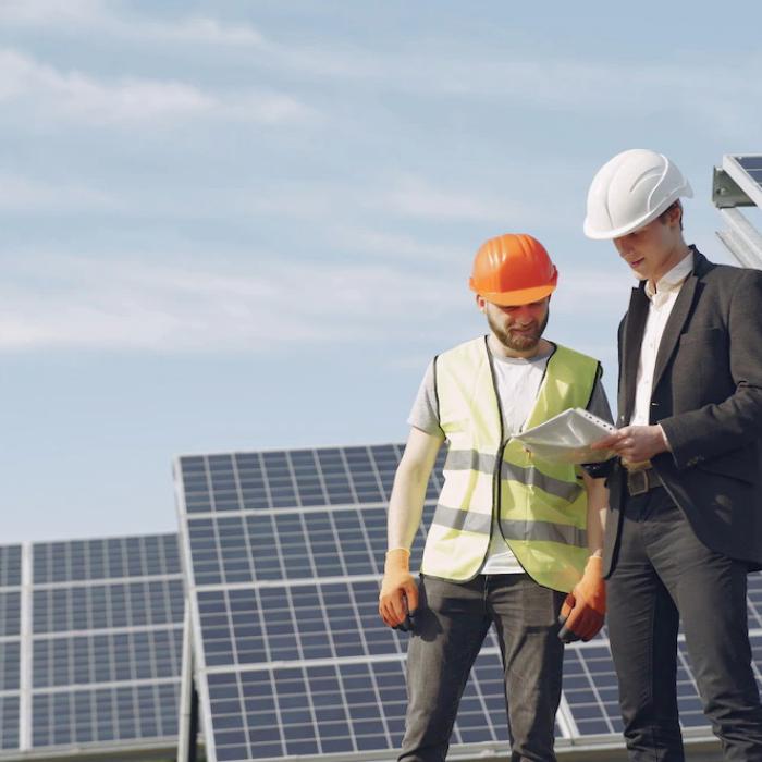 Statul îi transformă pe români din consumatori în prosumatori... dar nu pe toţi. "Chichiţa" din lege care "nu este atât de simplă ca la prima vedere"