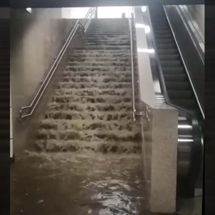 Furtuna a blocat Gara de Nord: Sistemul energetic a căzut. Zeci de trenuri, blocate