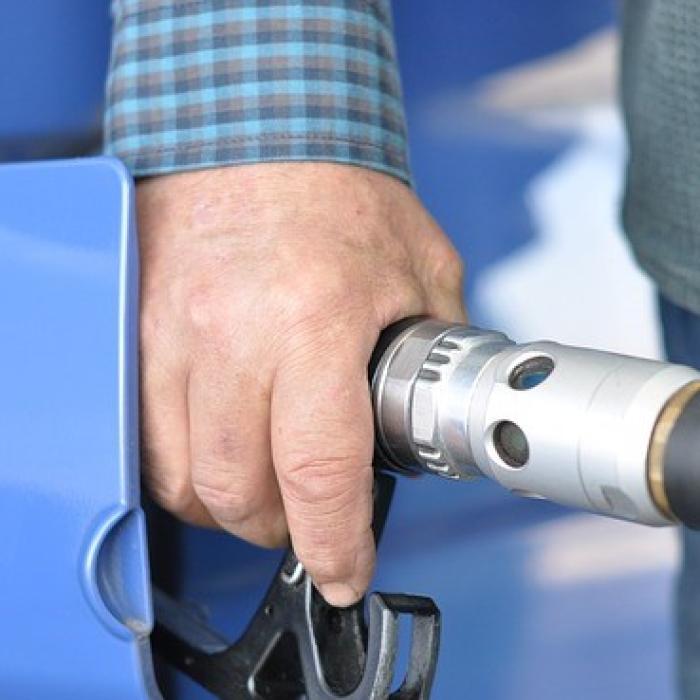 Întrebare cheie a unui român pentru cei care protestează la benzinării alimentând de 50 de bani