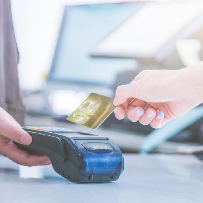 De ce este bine să plăteşti cu cardul şi nu cash. Explicaţia de la ANAF