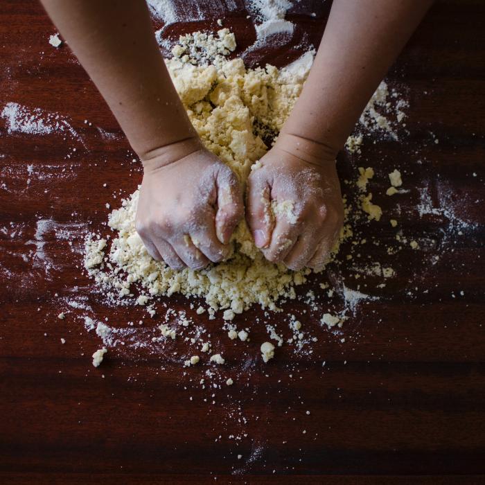 Patiserie cu pretenții, amendată cu 20.000 lei. ANPC s-a îngrozit de ce a găsit acolo