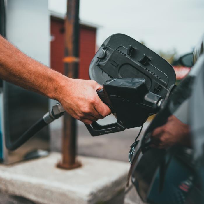 Cum afli dacă o benzinărie a aplicat reducerea de 50 de bani la carburanţi