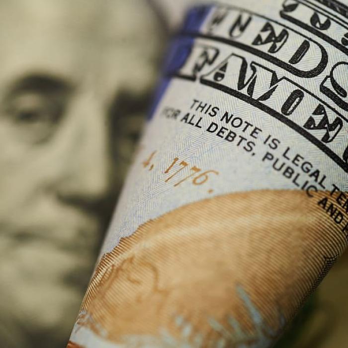 Dolarul american a mai făcut un pas spre paritatea cu moneda euro