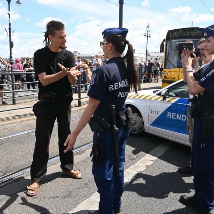 Proteste la Budapesta din cauza unor noi taxe. Două poduri peste Dunăre, blocate de manifestanți