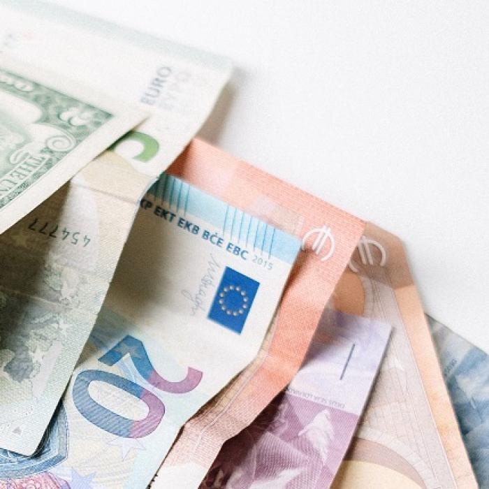 Euro valorează mai puţin de un dolar, pentru prima dată după 2002