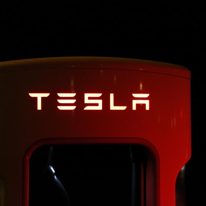 Elon Musk a vândut o grămadă de acțiuni Tesla pentru că are nevoie de bani