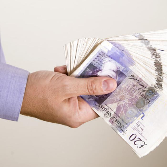 Câștigă BANI uitându-se la pozele oamenilor! A prezis și moartea unui monarh important