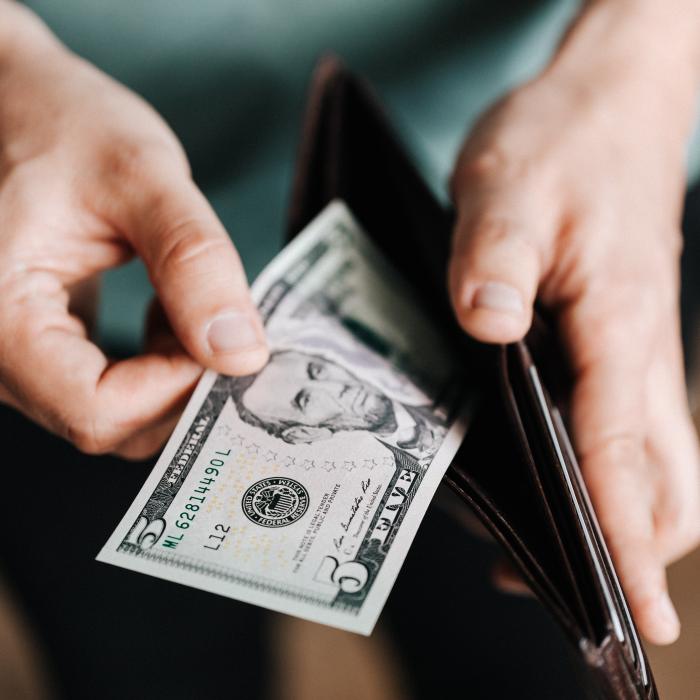 Curs valutar BNR, 29 august 2022. Dolarul sare peste euro