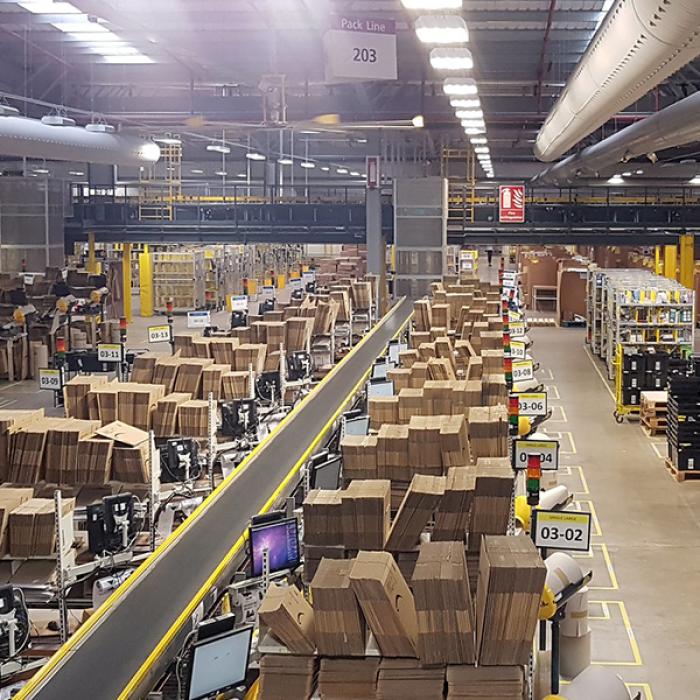 Amazon închide numeroase depozite și abandonează planurile de extindere
