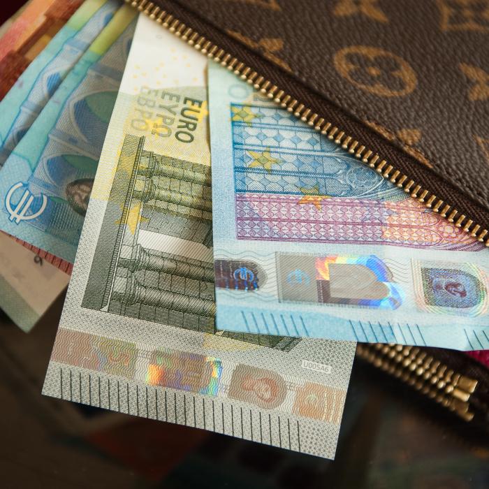 Curs valutar. Euro, la paritate cu dolarul. Aurul se scumpește iar