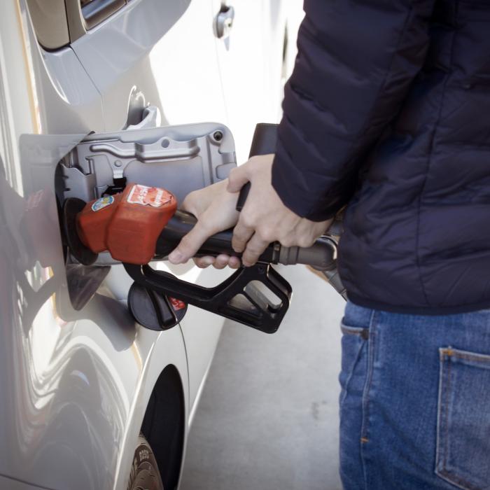 Aproape incredibil. Carburanţii, tot mai ieftini. Cât costă litrul de benzină și motorină