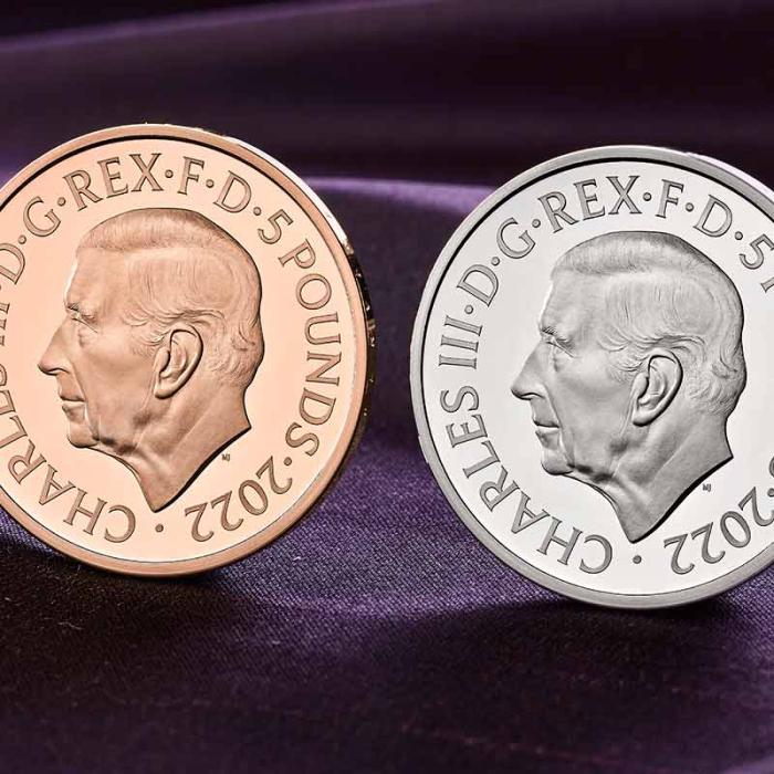 Monetăria Regală britanică a dezvăluit primele monede cu chipul Regelui Charles. Când vor intra în circulație  