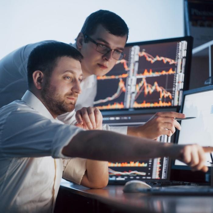 Curs valutar. Dolarul rămâne sub 5 lei și se întărește în continuare față de euro