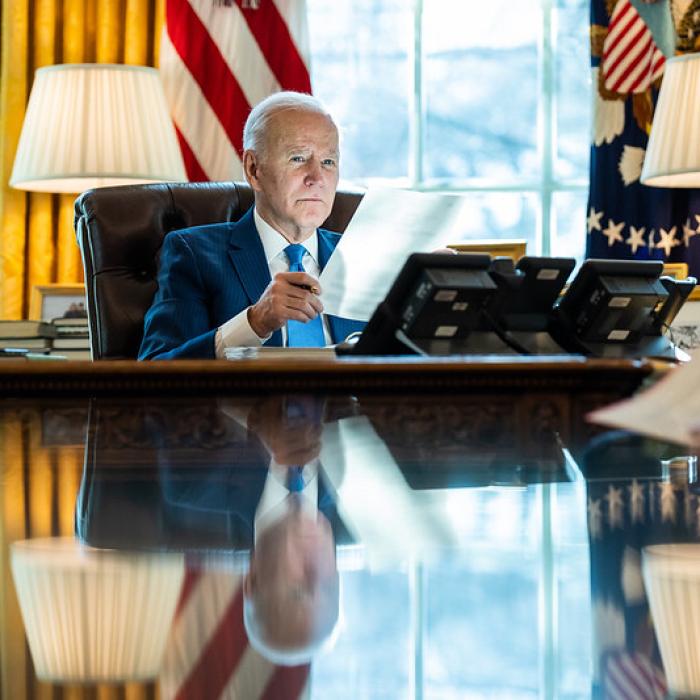 Biden, furios pe saudiți, amenință cu ”consecințe grave” după ce au redus producția de petrol