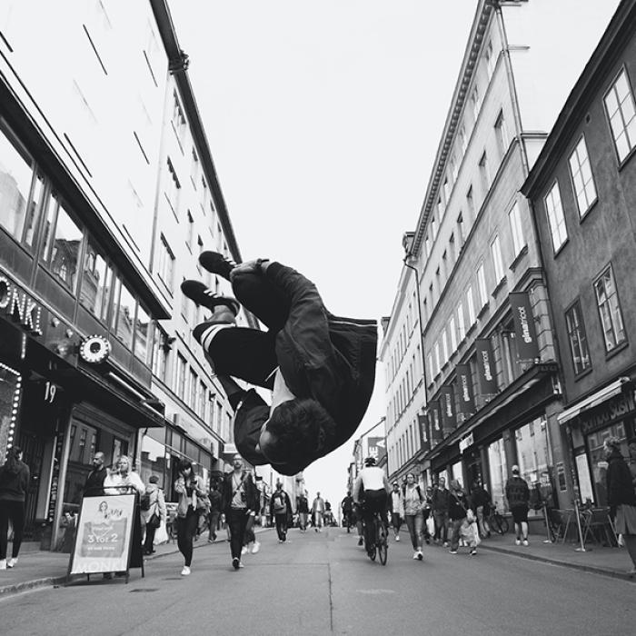 Tineri practicanți de parkour sting noaptea reclamele din Paris VIDEO