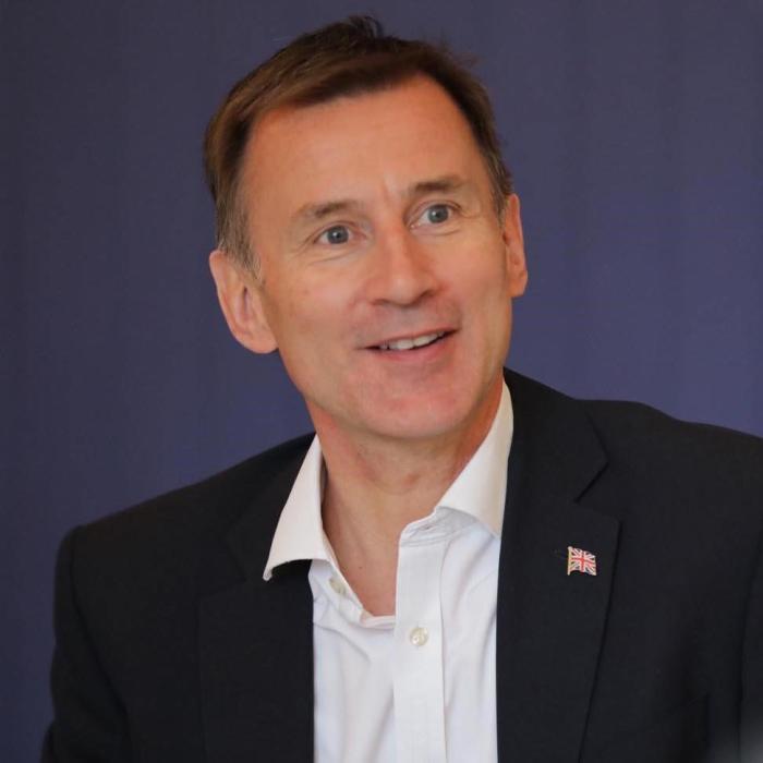 Noul ministrul de Finanţe din Marea Britanie renunţă la aproape toate reducerile de taxe