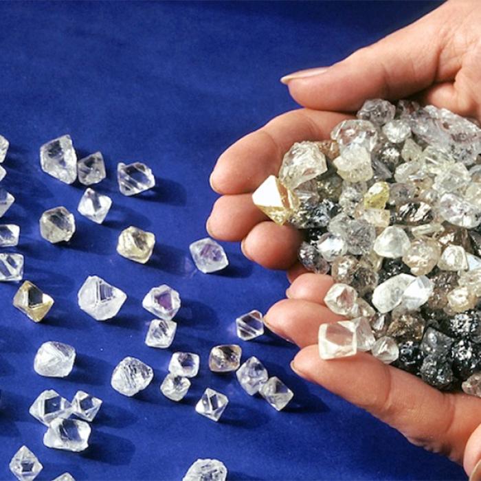 Diamantele rușilor divizează secretoasa piață a pietrelor prețioase