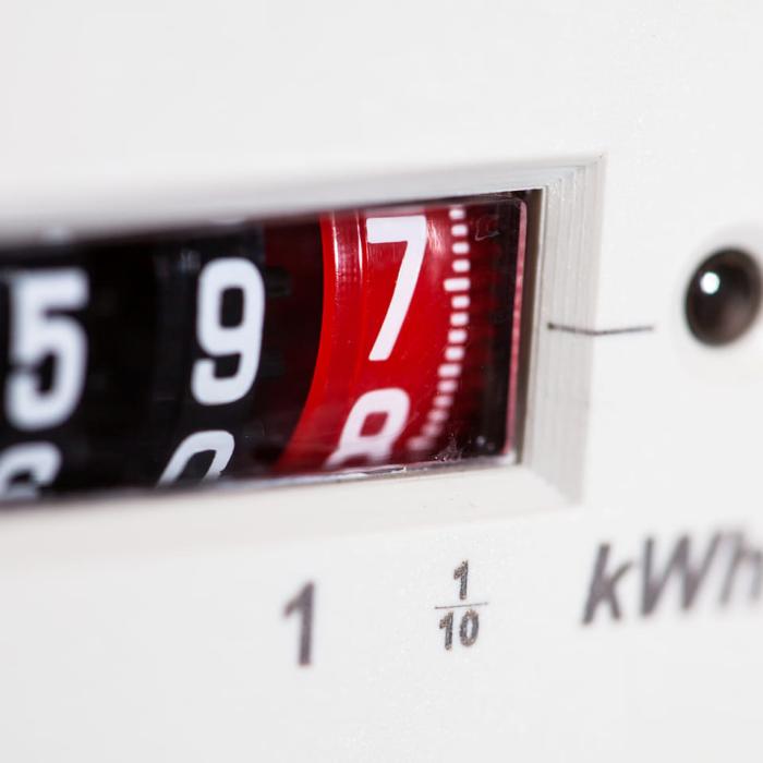 Electricitatea s-a ieftinit și ajunge aproape la același preț ca anul trecut