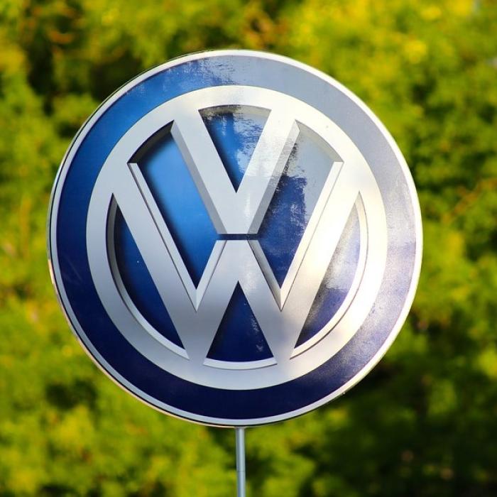 Volkswagen suspendă publicitatea pe Twitter după ce reţeaua a fost preluată de Elon Musk