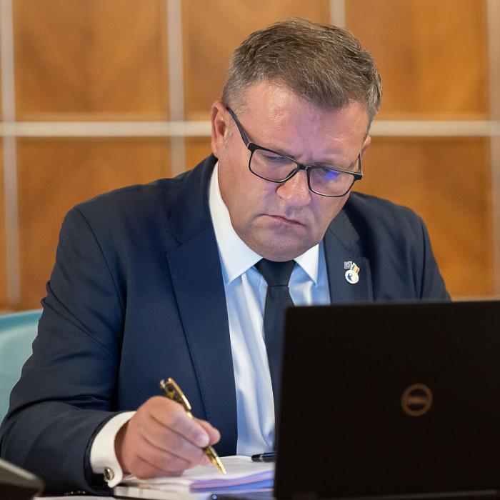 Ministrul Muncii, chemat în Parlament să prezinte stadiul procesului de reducere a cheltuielilor cu pensiile speciale