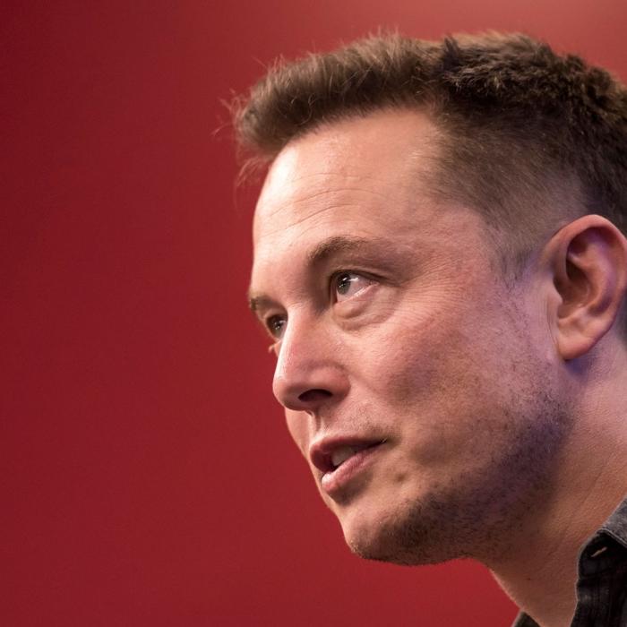 Elon Musk: Aş putea face o alternativă la iPhone şi Android