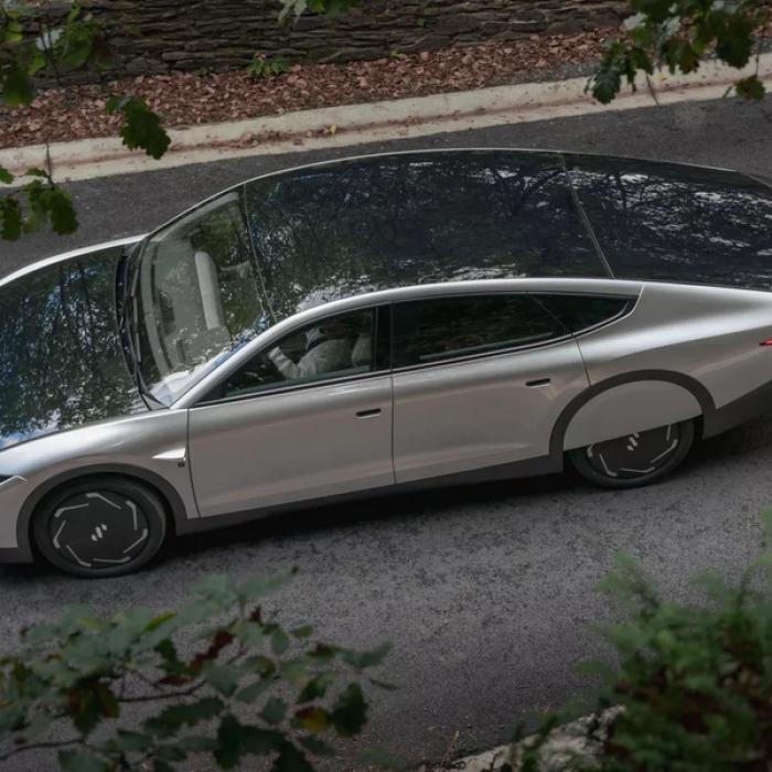 Un startup olandez începe producția primelor mașini solare