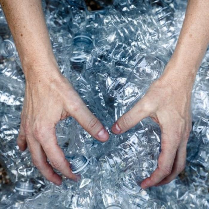STUDIU: Majoritatea consumatorilor globali susţine interzicerea tipurilor de plastic ce nu pot fi reciclate uşor 