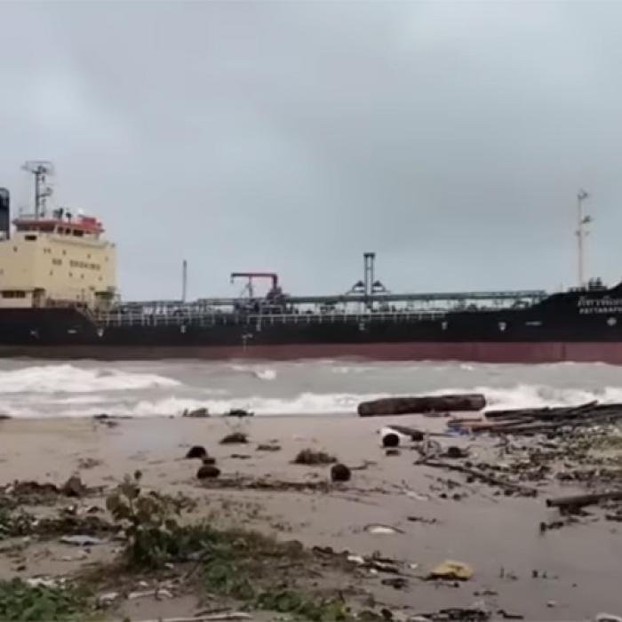 Un petrolier a eșuat pe cea mai frumoasă plajă din Thailanda
