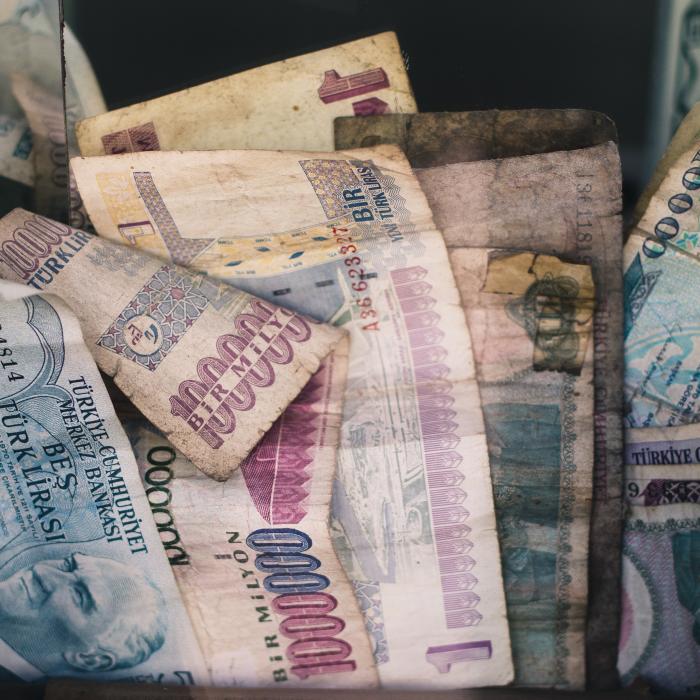 După 4 luni de reduceri Banca Centrală a Turciei menţine dobânda la 9%