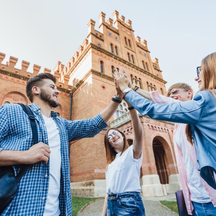 Burse lunare de cel puțin 1.000 de euro. Cine pot fi beneficiarii acestor bani