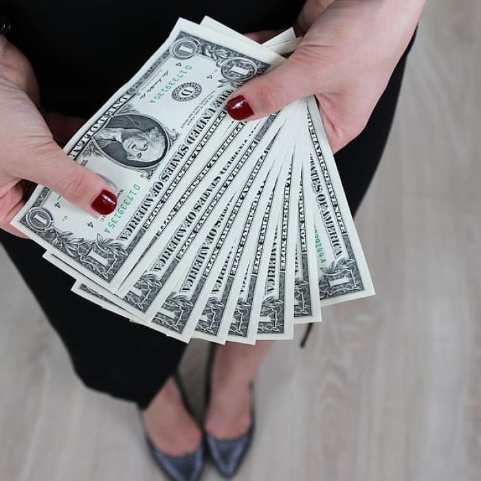 Dolarul a coborât la cea mai mică valoare din ultimele 9 luni