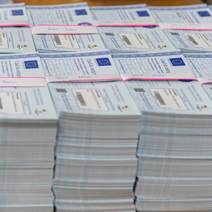 Astăzi începe distribuirea către beneficiari a cardurilor de energie. Numărul la care puteţi suna pentru informaţii