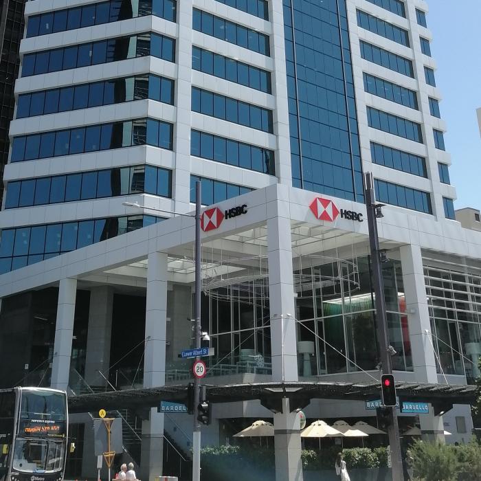Uniforme ”casual” la banca HSBC. Ce au voie să poarte angajații 