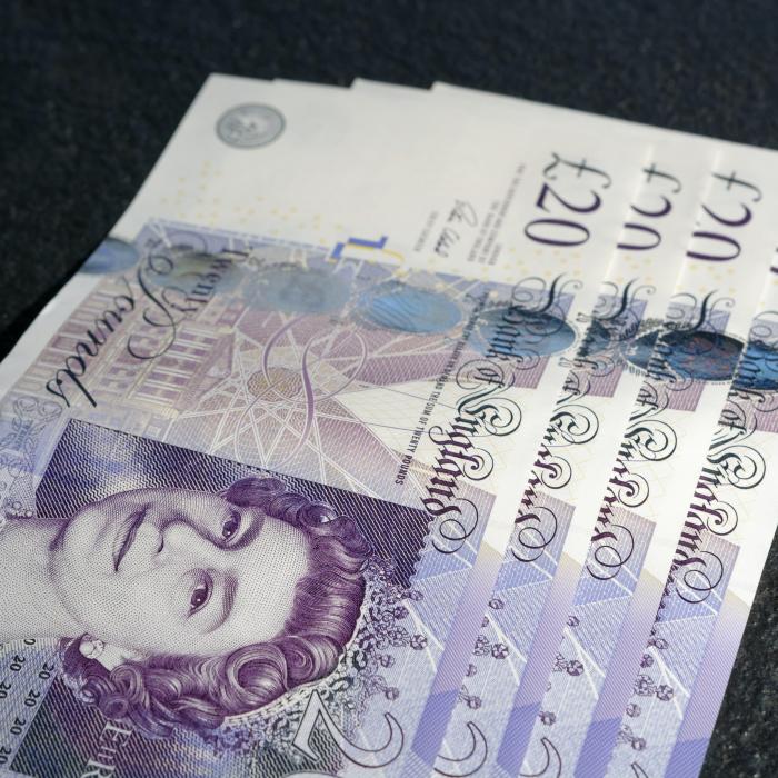 Lira sterlină scade pe fondul datelor din Marea Britanie și SUA