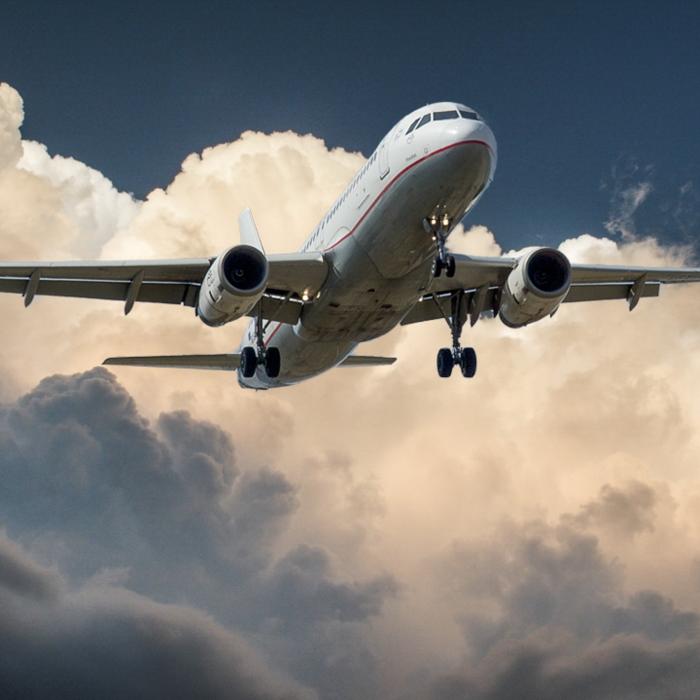 Transportul aerian, creştere cu cu 87,6%, după pandemie. Destinaţiile preferate ale românilor