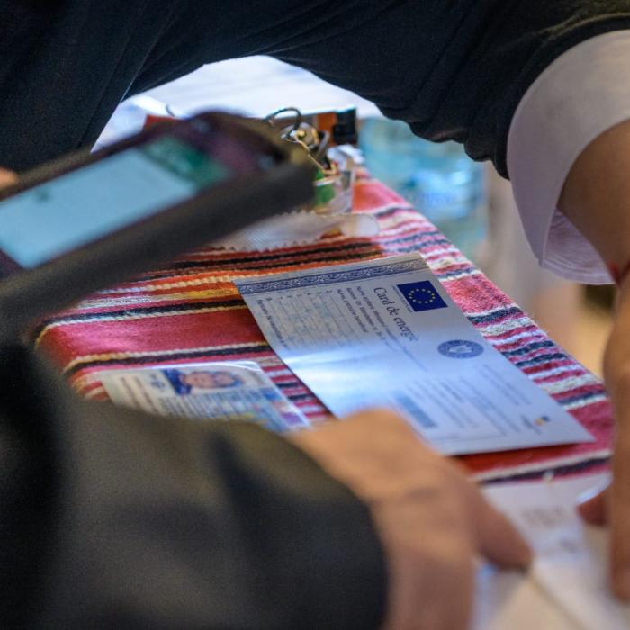 Card energie. Procedura pentru a chema poştaşul la domiciliu dacă nu vreţi  să staţi la coadă la Poşta Română sau nu puteţi plăti online