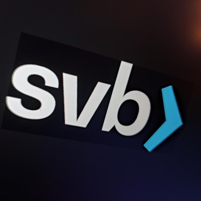 De ce s-a prăbușit banca SVB. Când a început totul
