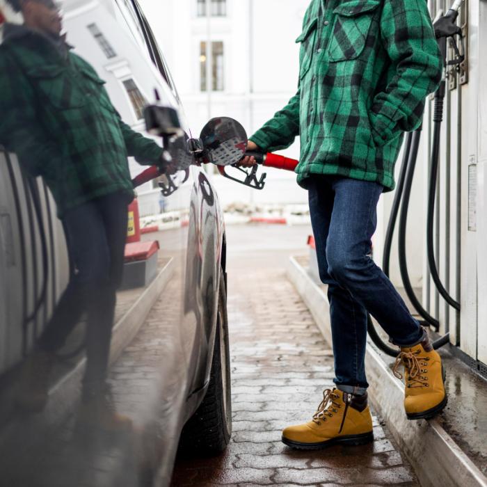 Prețul petrolului continuă să scadă pe fondul falimentului Credit Suisse