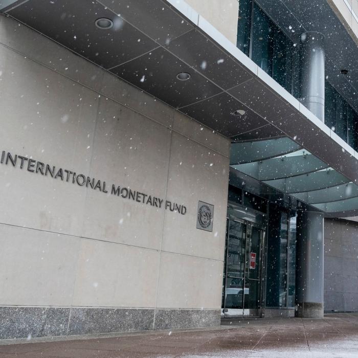 Prognoza FMI: În 2023, economia României va încetini, inflația va fi peste 10%