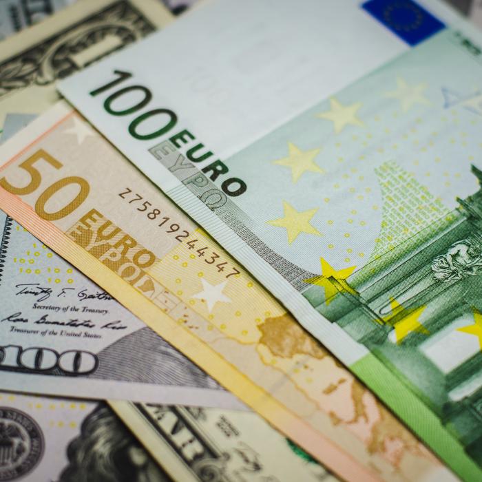 Dolarul, la cel mai scăzut nivel din ultimele 13 luni în raport cu euro