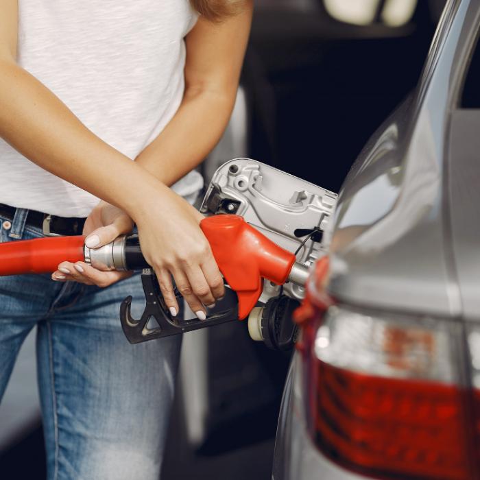 Benzina se scumpește la pompă în ciuda ieftinirii barilului de petrol. Prețurile zilei