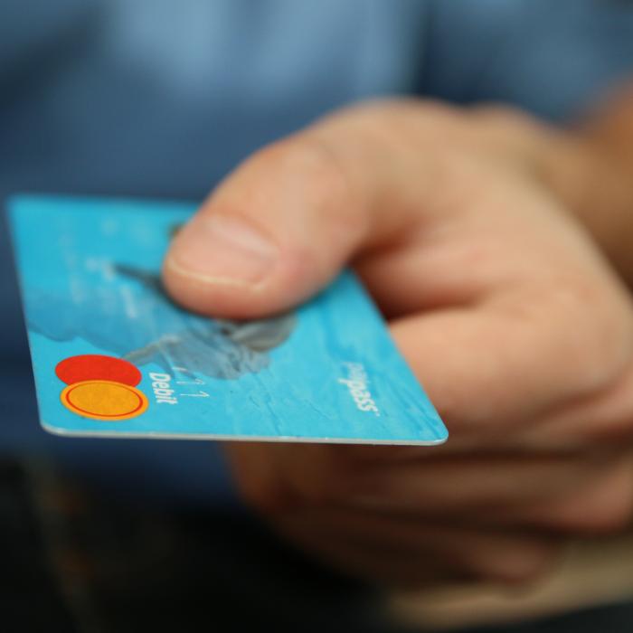 Card sau cash? BNR: Câte carduri sunt active în România