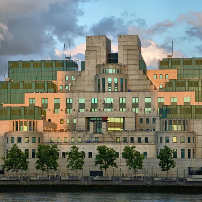 FT: Șeful MI6 face apel la ruși să spioneze pentru Marea Britanie
