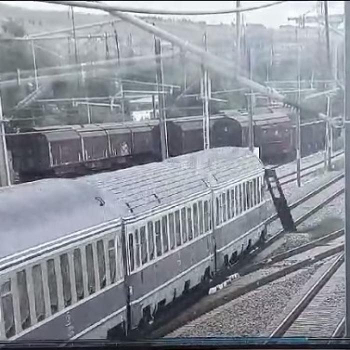 Scandal monstru! CFR Infrastructură acuză CFR Călători că minte şi prezintă şi imaginile, după cazul trenului căruia i-a picat o uşă