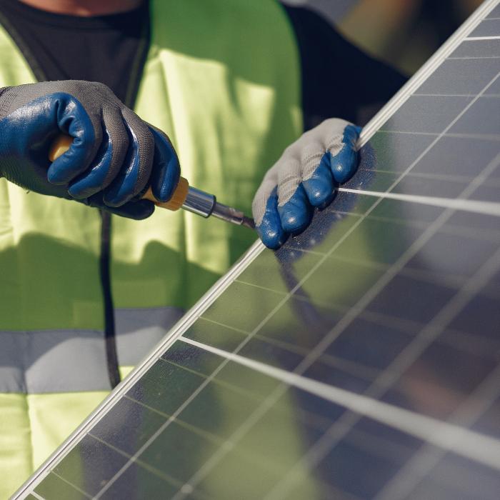 Problemele prosumatorilor. Volker Raffel (E.ON): ”Cu ce ajută mii de panouri fotovoltaice”